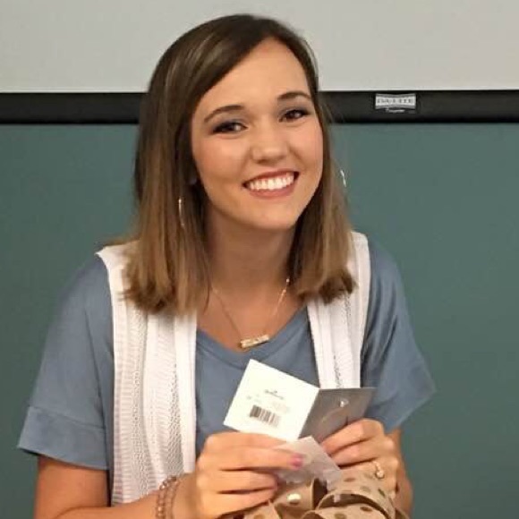 Meet your Posher, Caroline - Picture 1 of 1